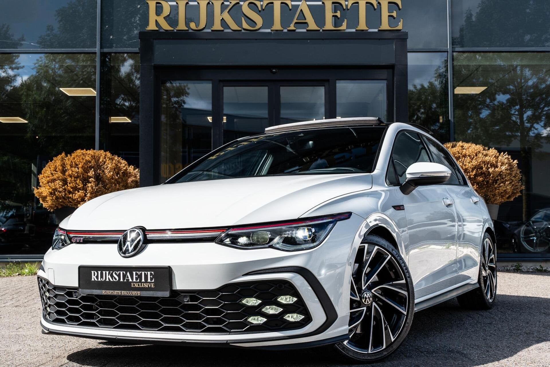 Volkswagen Golf 2.0 TSI GTI|PANO|ACC|H&K|HEAD-UP|CAMERA|19'', 730 kg, 4 cilinders, 1984 cc, Wit