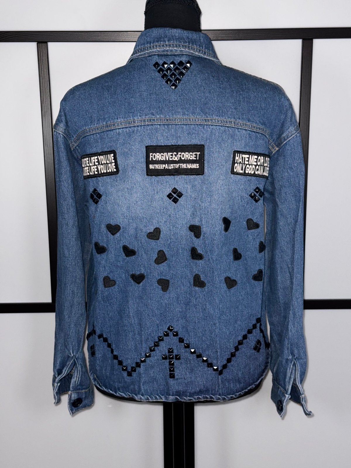 Unieke handgemaakte jeans jacket met studs en patches, Kleding | Dames, Ophalen of Verzenden, Zo goed als nieuw, Maat 38/40 (M)
