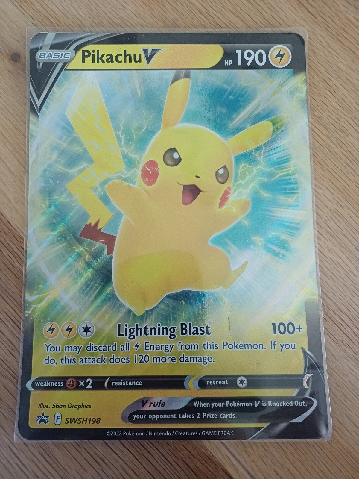 Pikachu V SWSH198 jumbo Pokémon Kaart - Zo goed als nieuw, Ophalen of Verzenden, Zo goed als nieuw, Losse kaart, Foil