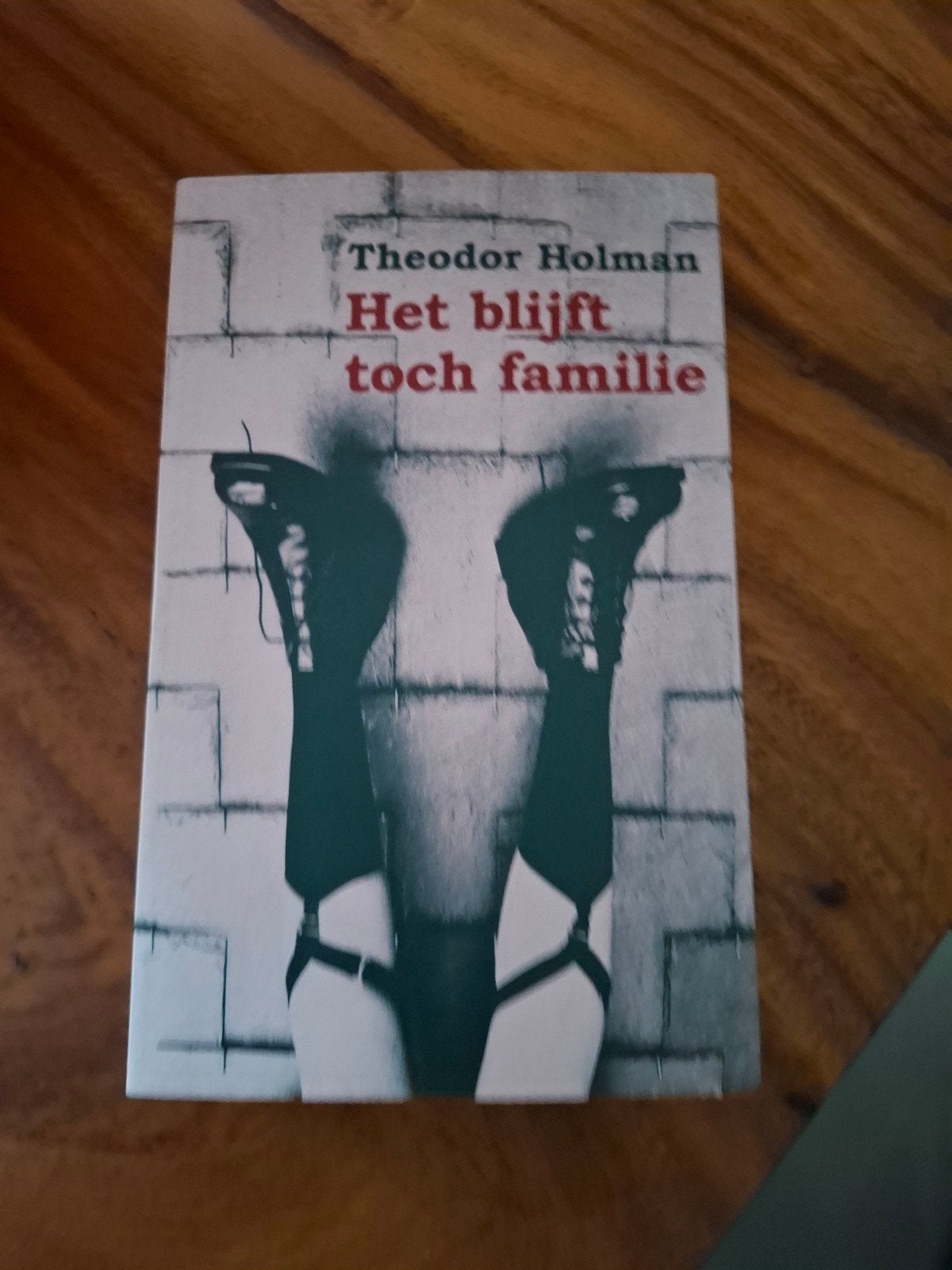 T. Holman - Het blijft toch familie, Ophalen of Verzenden, Zo goed als nieuw, T. Holman