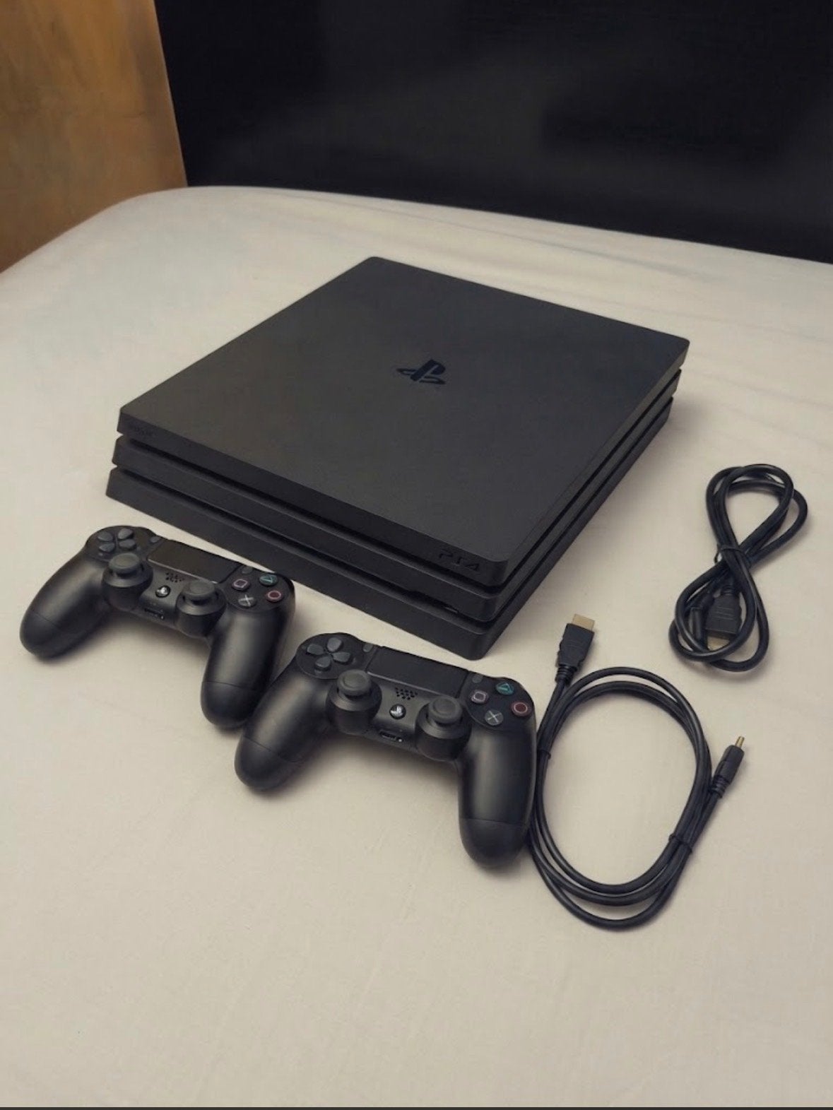 PlayStation 4 Pro met 2 controllers en kabels, Met 2 controllers, Ophalen of Verzenden, Zo goed als nieuw, 1 TB