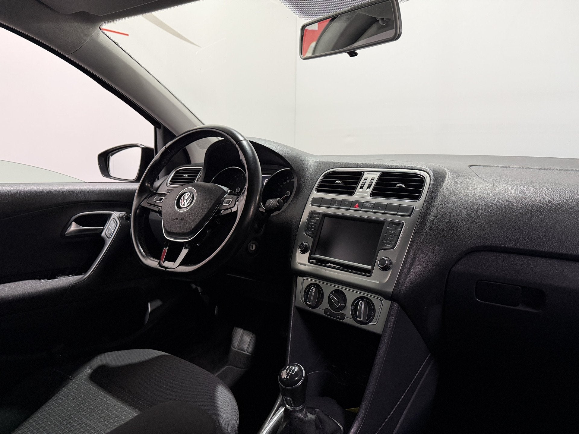 Volkswagen Polo 1.0 BlueMotion Edition - Navi / Bluetooth /, Auto's, Voorwielaandrijving, Zwart, Origineel Nederlands, Handgeschakeld