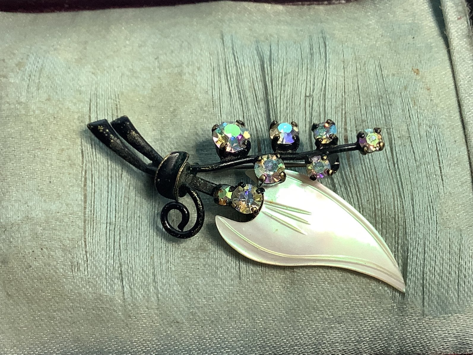 VINTAGE BROCHE MET GLINSTER STENEN EN PARELMOER, Verzenden, Broche