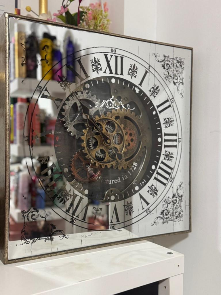 Wandklok met spiegel en zichtbaar uurwerk, Ophalen of Verzenden
