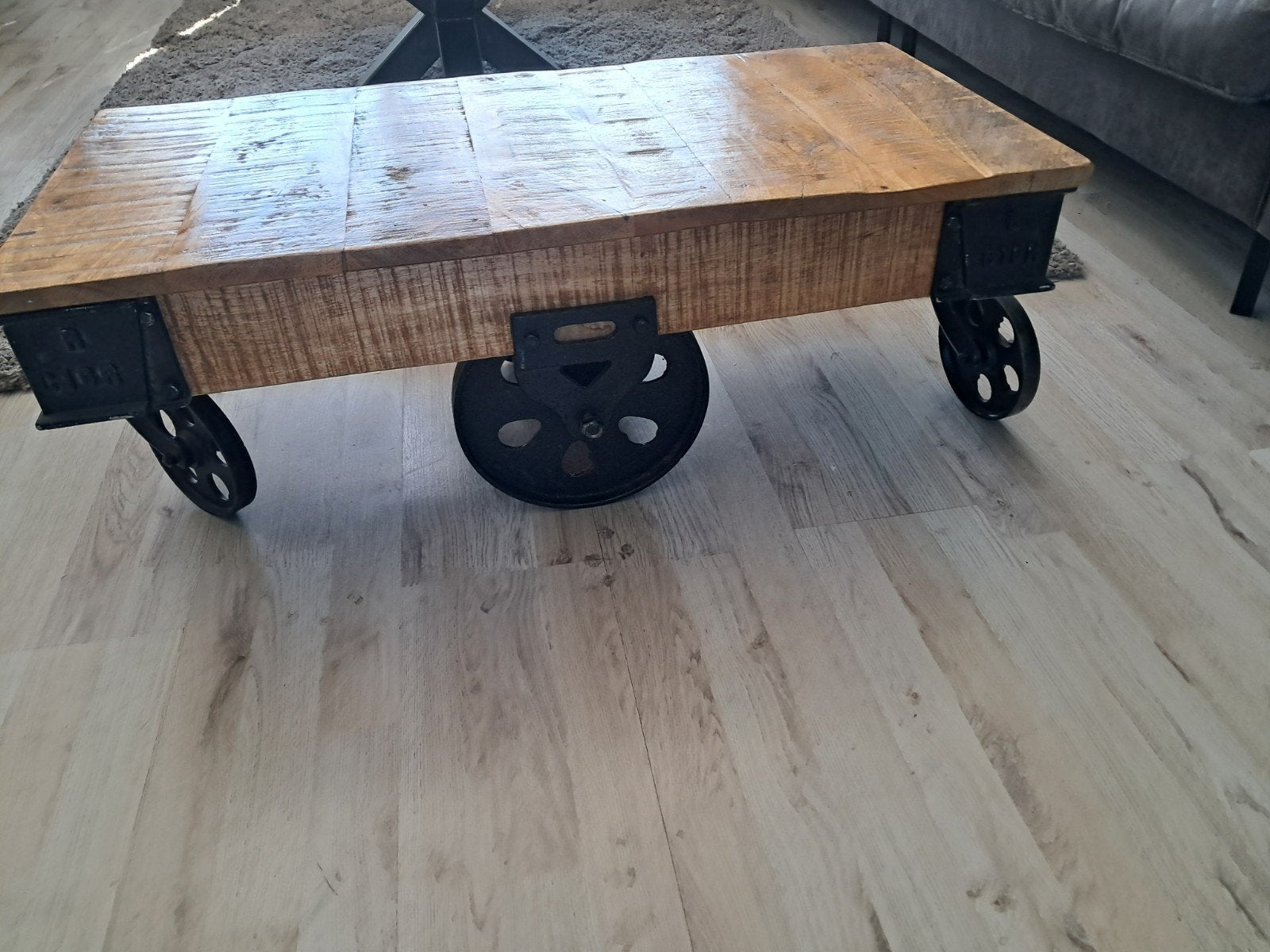 Industriële salontafel mangohout met metalen wielen, Ophalen, Rechthoekig, 100 tot 150 cm, 50 tot 100 cm