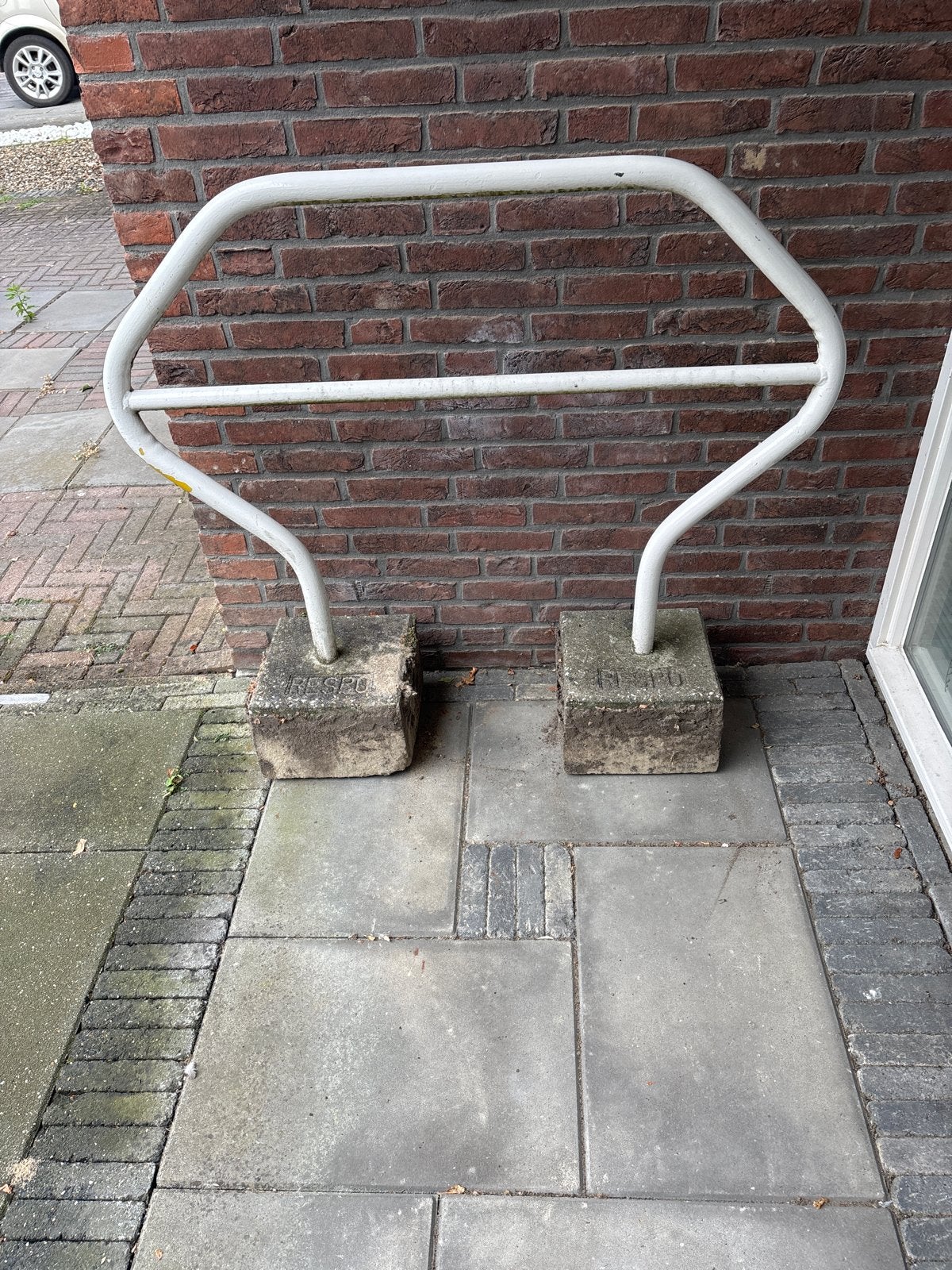Fietsenrek met betonnen voet, Ophalen, Gebruikt
