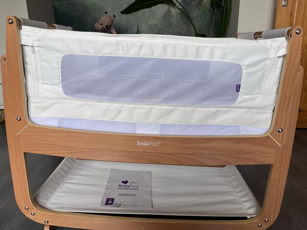 SnüzPod4 Co-Sleeper Bedje met ademend Matras, Kinderen en Baby's, Kinderkamer | Bedden, Ophalen, Gebruikt, Minder dan 140 cm, Matras