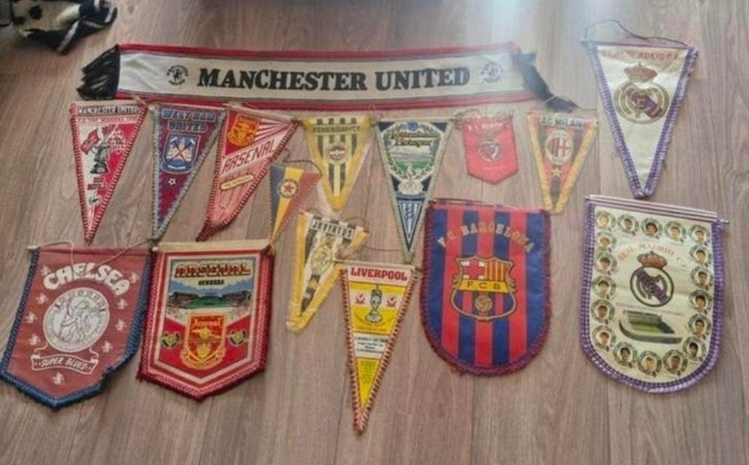 Verzameling van 16 Vintage Voetbal Vaantjes Jaren '80/'90, Ophalen, Zo goed als nieuw, Buitenlandse clubs, Vaantje of Sjaal