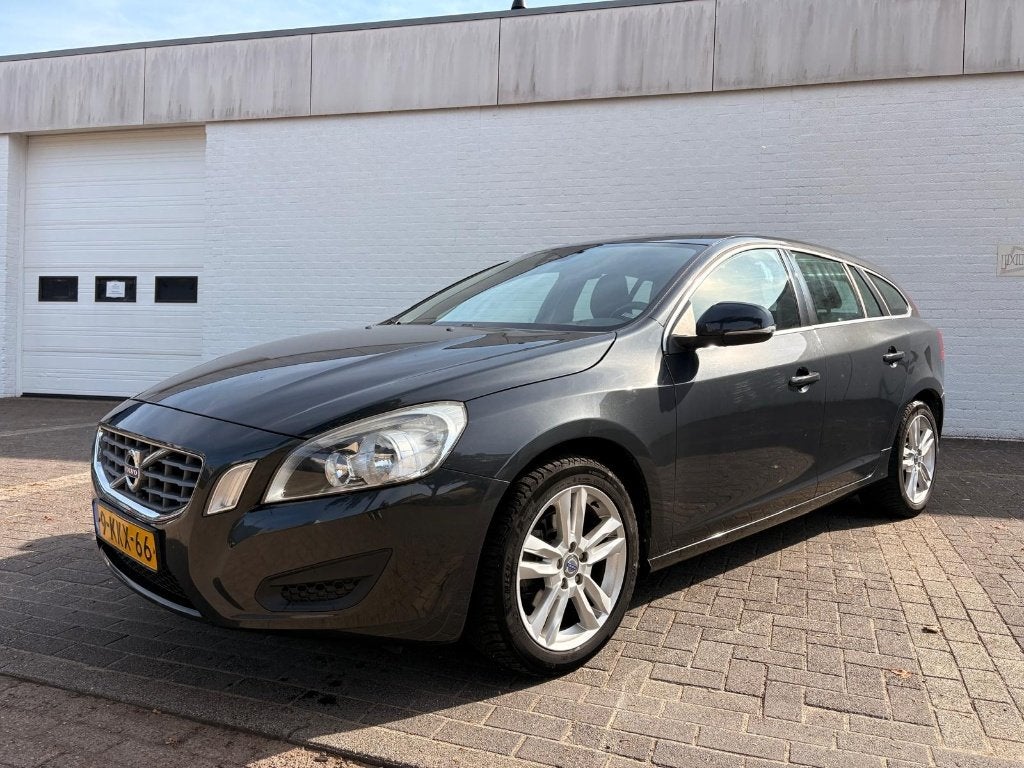 Volvo V60 T3 150PK Automaat | 160DKM NAP | Momentum, 1596 cc, Stof, 4 cilinders, 1451 kg