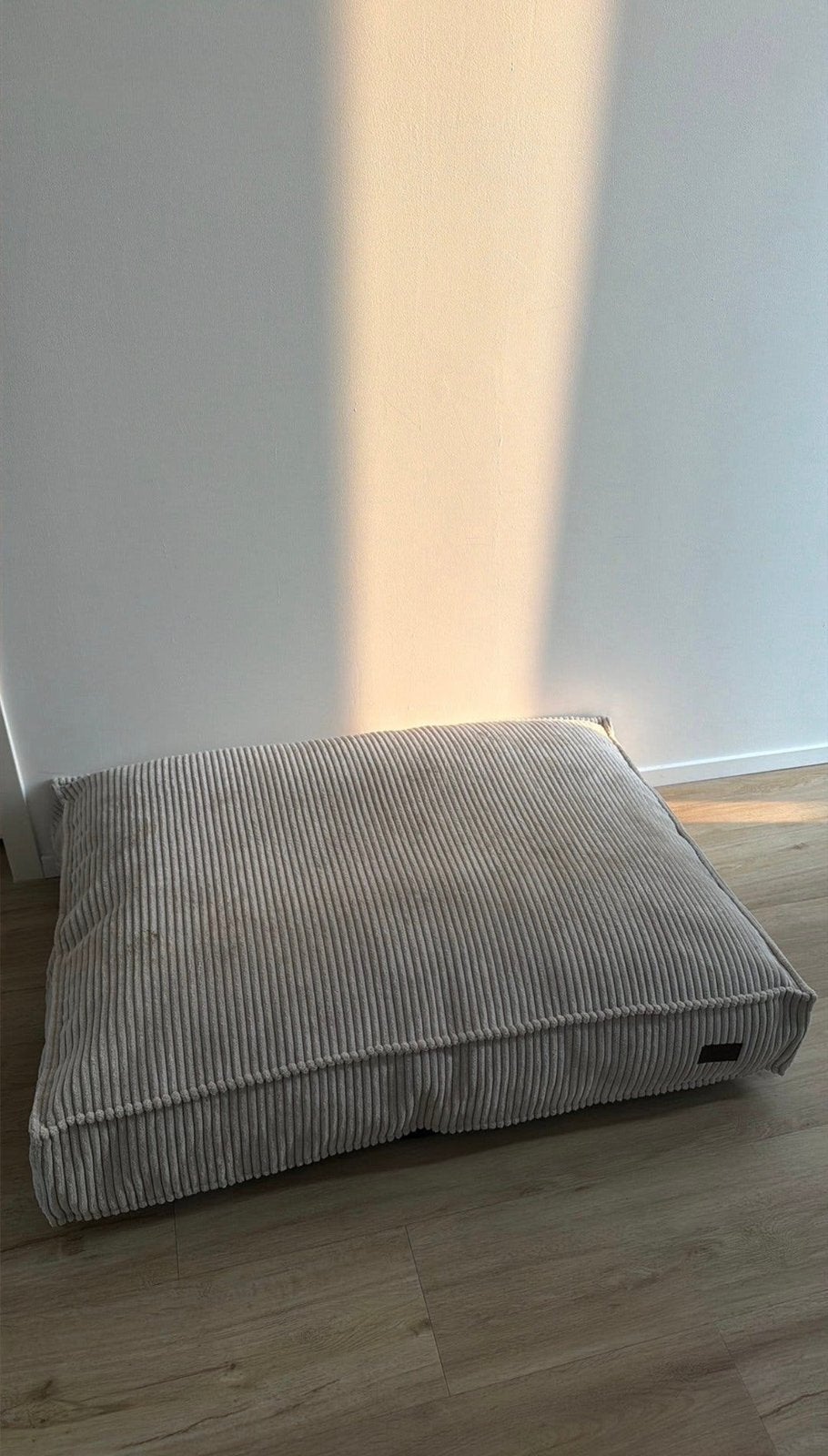 Designed by Lotte Ribbed – Hondenkussen – Lichtgrijs, Dieren en Toebehoren, Ophalen, Nieuw