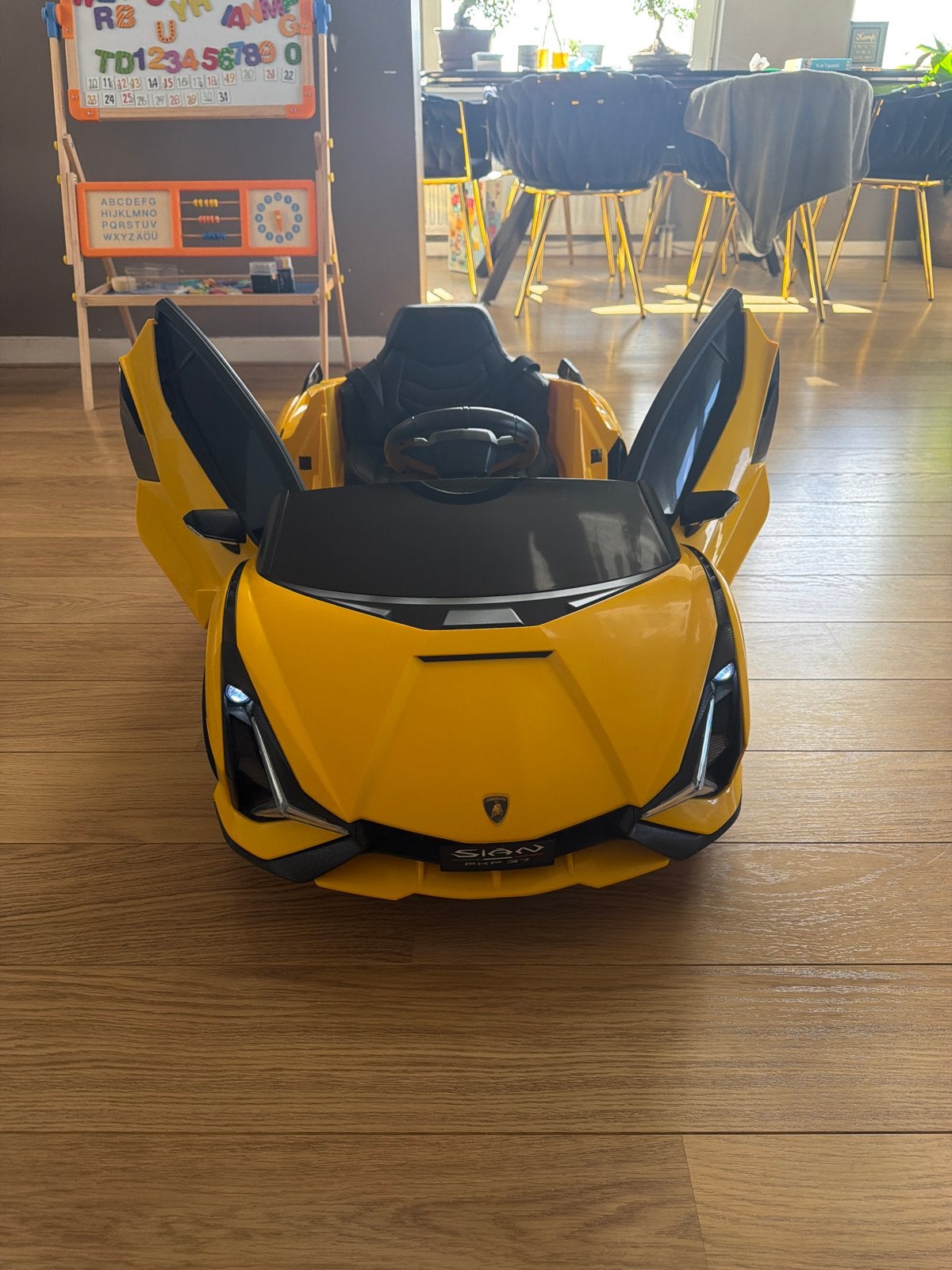 Gele Lamborghini Sian kinderauto met afstandsbediening, Ophalen, Zo goed als nieuw, Afstandsbediening