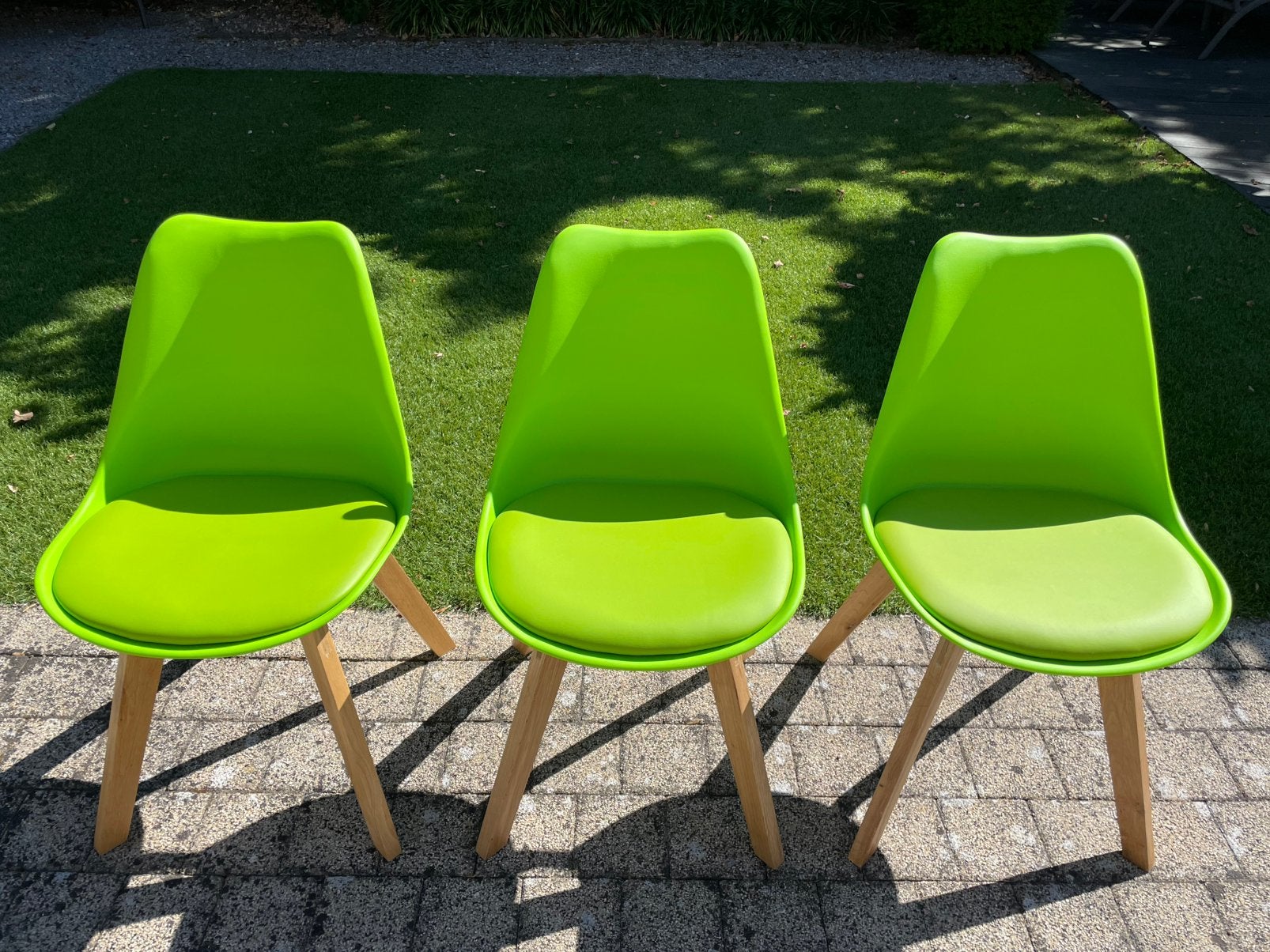 3 funky eetkamerstoelen / kuipstoelen met houten poten, Overige kleuren, Drie, Zo goed als nieuw, Scandinavisch tijdloos