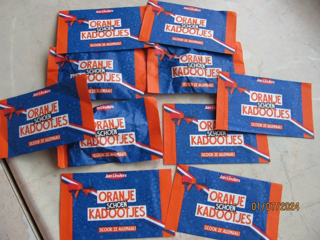 NIEUW 10x ORANJE supermarkt Linders VOETBAL schoen KADOOTJES, Verzamelen, Overige supermarkten, Ophalen of Verzenden