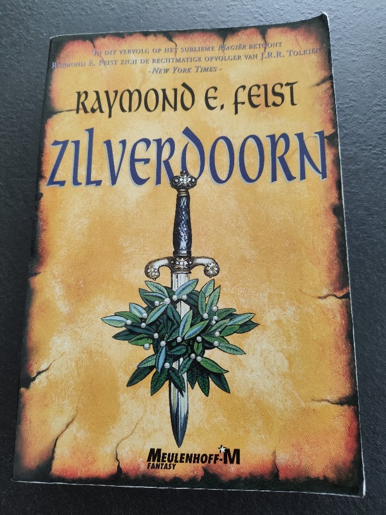 Zilverdoorn Raymond E. Feist Paperback in nette staat, Boeken, Ophalen of Verzenden, Zo goed als nieuw