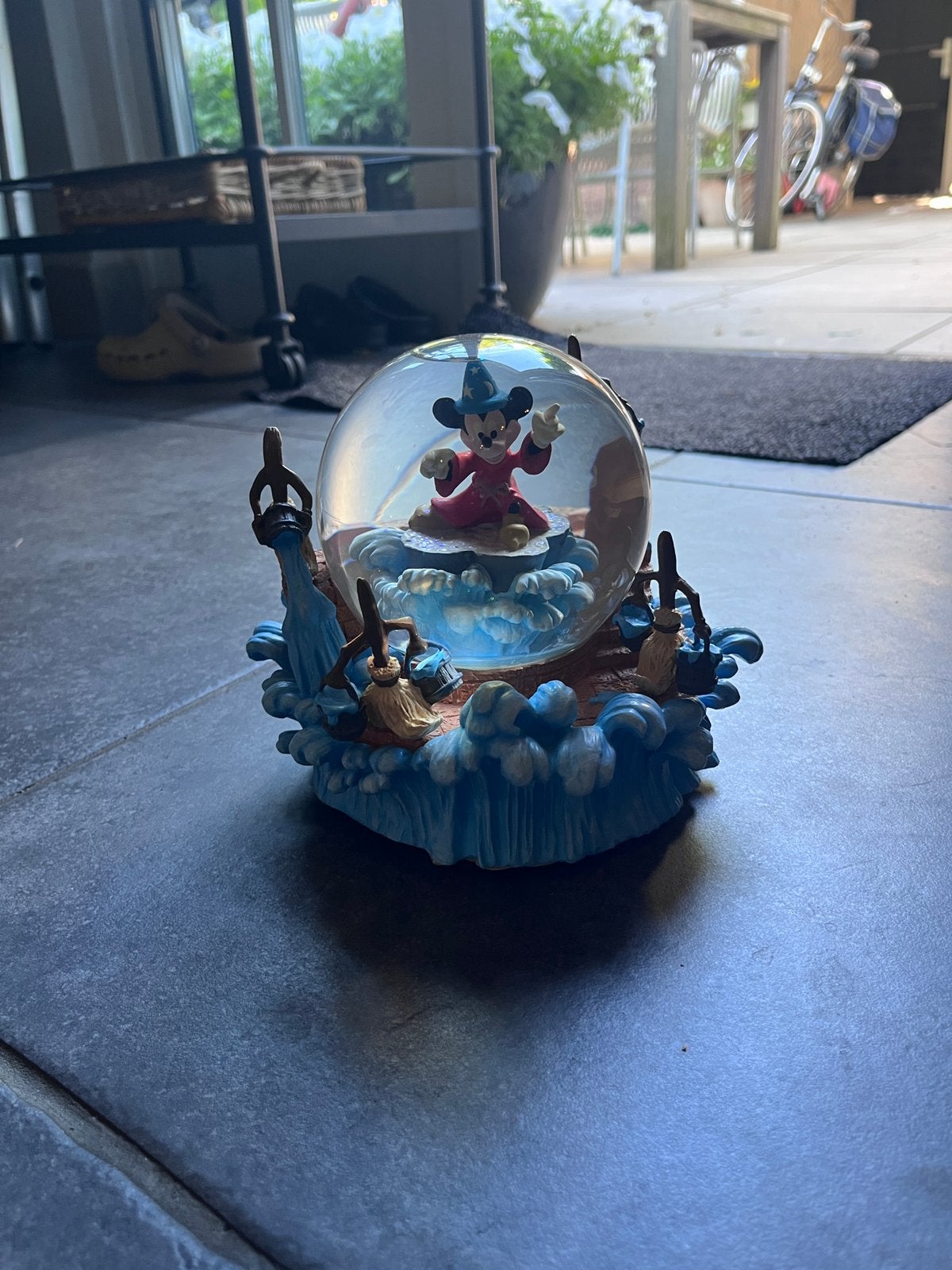 Disney snowglobe Mickey en bezems, Verzamelen, Disney, Ophalen of Verzenden, Mickey Mouse, Zo goed als nieuw, Beeldje of Figuurtje