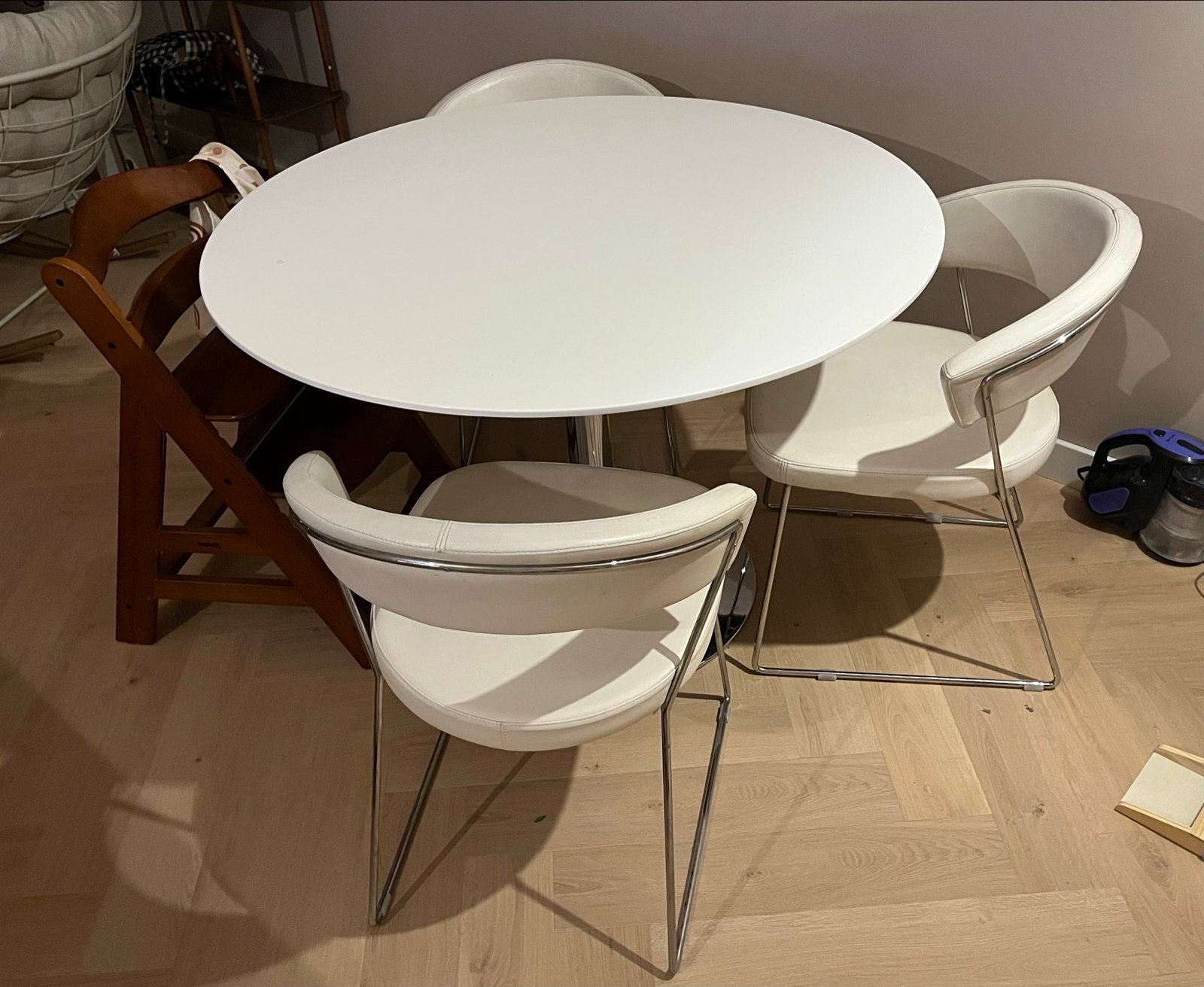Witte ronde eettafel met 3 stoelen, Ophalen, Kunststof, Gebruikt, 100 tot 150 cm