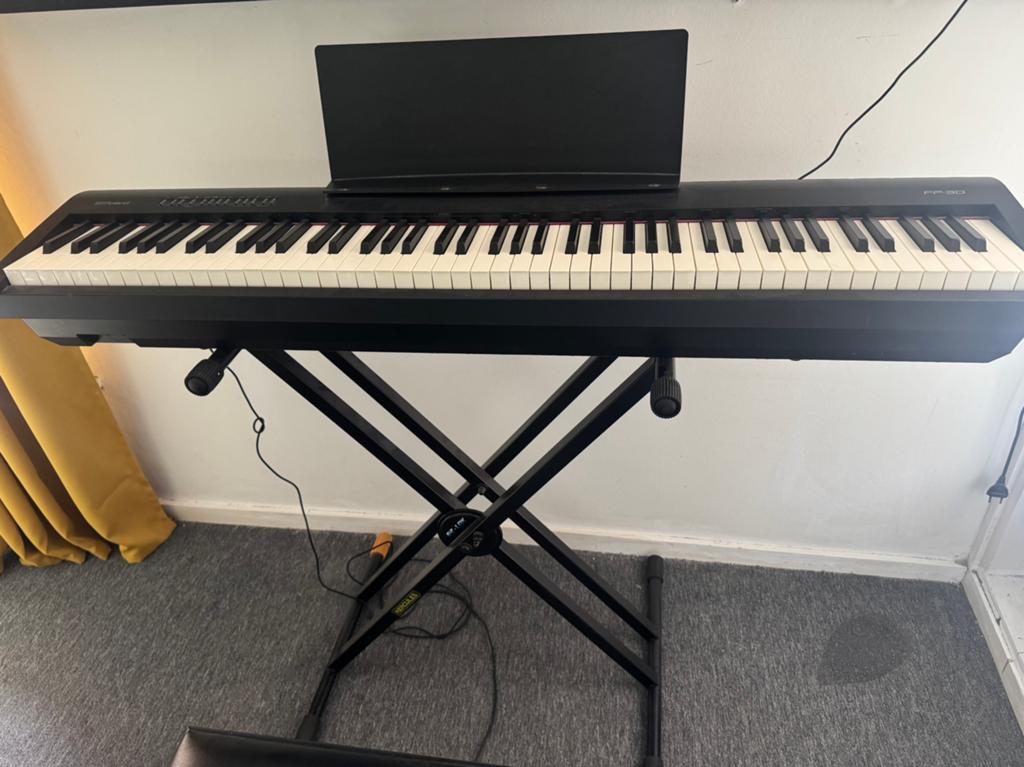 Roland FP-30 digitale piano inclusief standaard en kruk, Muziek en Instrumenten, Ophalen, Zo goed als nieuw, Zwart