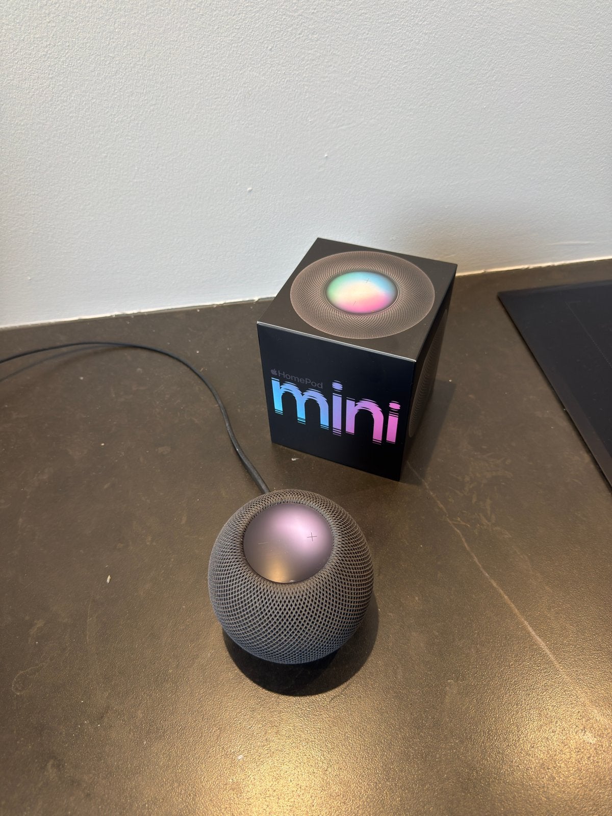 Apple HomePod mini - Zwart, Slimme speaker, Zo goed als nieuw, Inclusief oplader, Minder dan 60 watt