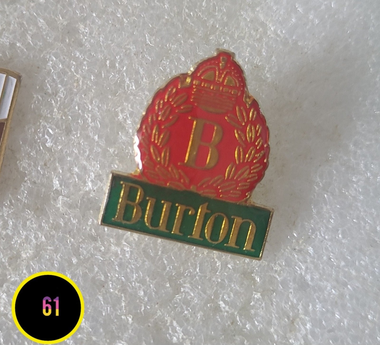 Vintage Burton pin - Rood met Gouden Details, Verzenden, Gebruikt, Merk, Speldje of Pin