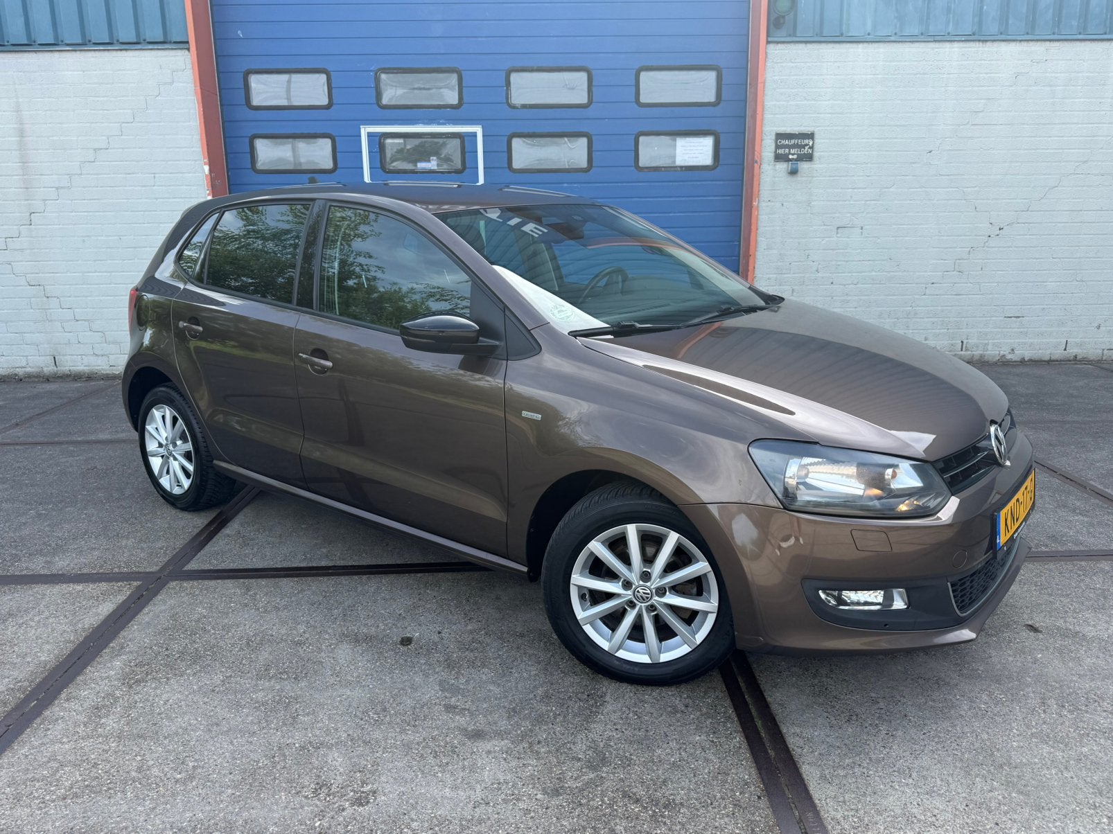 Volkswagen Polo 1.4 16V FSI 63KW 2013 Bruin PDC Navi Match, Auto's, Voorwielaandrijving, 970 kg, Zwart, 4 cilinders