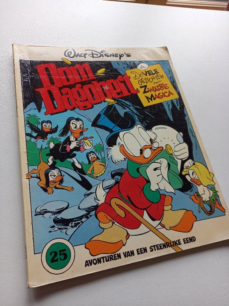 Oom Dagobert deel 25 de Vele Gezichten van Zwarte Magica, Eén stripboek, Ophalen of Verzenden, Gelezen