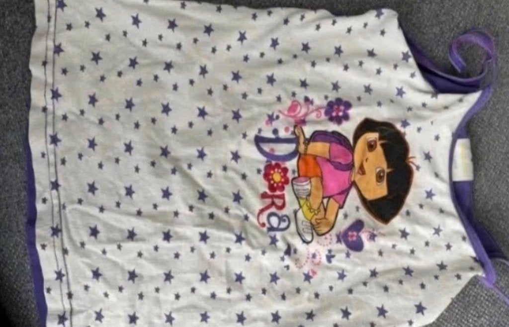 Hemd paars wit Dora in maat 122/128, Ophalen, Gebruikt, Meisje, Nacht- of Onderkleding