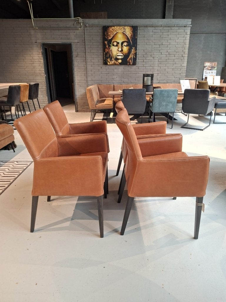 Set van 4 Caprice stoelen houten poot He Design nu €1099,-, Huis en Inrichting, Stoelen, Ophalen, Bruin, Nieuw, Leer