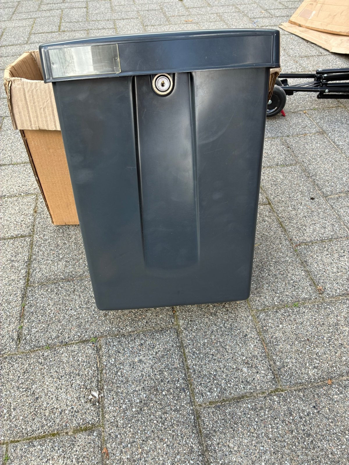 Grijze brievenbus - Zo goed als nieuw, Ophalen, Zo goed als nieuw, Kunststof, Wandbrievenbus