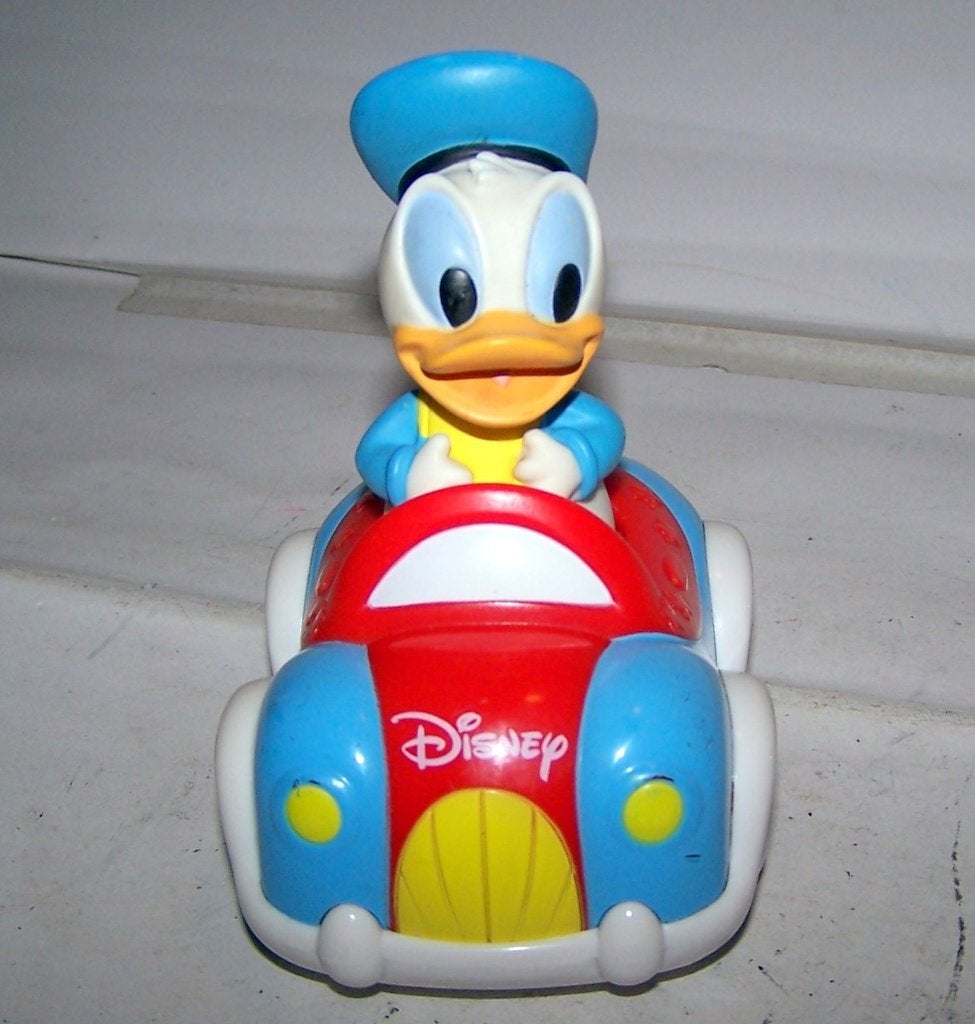 Disney/Clementoni Donald in auto met geluid. Izgs/zeldzaam., Ophalen of Verzenden, Donald Duck, Zo goed als nieuw, Beeldje of Figuurtje