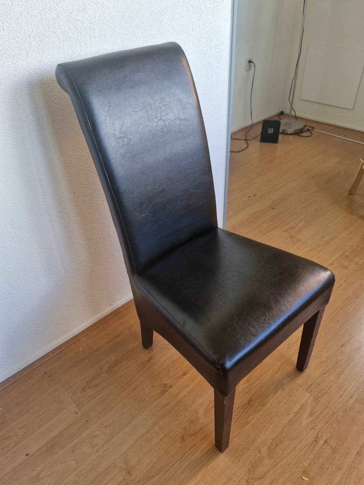 Leren eetkamerstoel - Gratis af te halen in Amersfoort, Huis en Inrichting, Ophalen, Gebruikt, Bruin, Leer