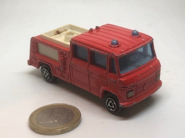 Brandweer Mercedes 508 Pompier Aeroport, Majorette, Hobby en Vrije tijd, Modelauto's | Overige schalen, Ophalen of Verzenden, Gebruikt