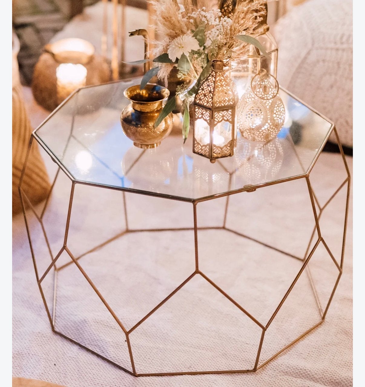 Moderne glazen salontafel met gouden geometrisch onderstel, Ophalen, 100 tot 150 cm, Rond, 50 tot 100 cm