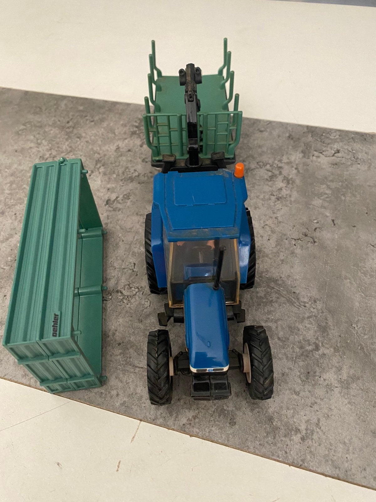Britains new holland met 2 en 1 bomenwagen en kiepwagen, Verzamelen, Ophalen of Verzenden, Zo goed als nieuw