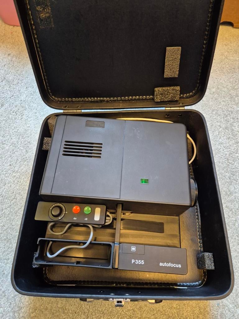 Rollei P355 autofocus diaprojector in koffer, Audio, Tv en Foto, Diaprojectors, Ophalen