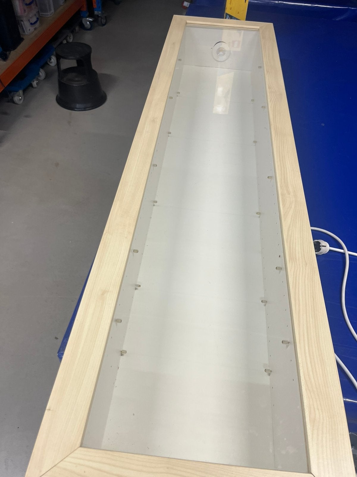 Ikea Bertby hangende vitrinekast, Huis en Inrichting, Ophalen, Zo goed als nieuw, 25 tot 50 cm, 50 tot 100 cm