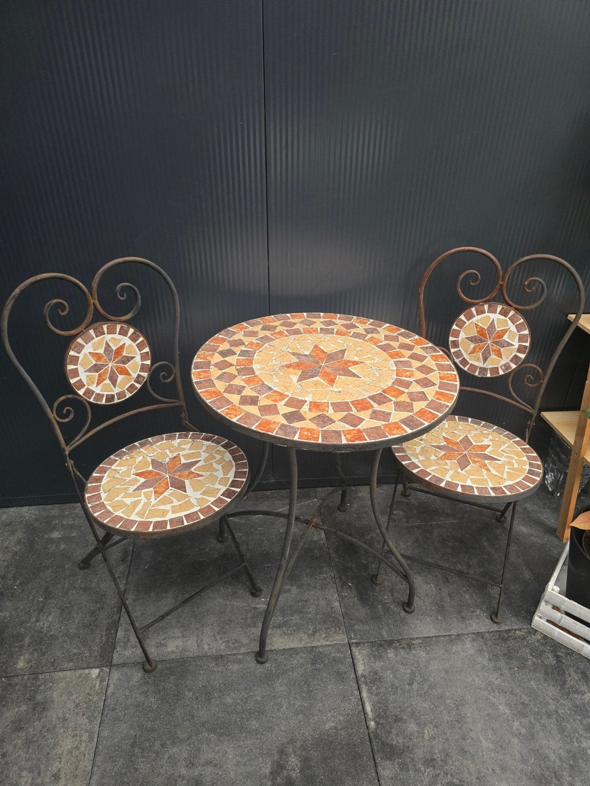 Mozaïek tuinset met 2 stoelen en ronde tafel, Tuin en Terras, Tuinsets en Loungesets, Overige materialen, Gebruikt, Tuinset, Eettafel