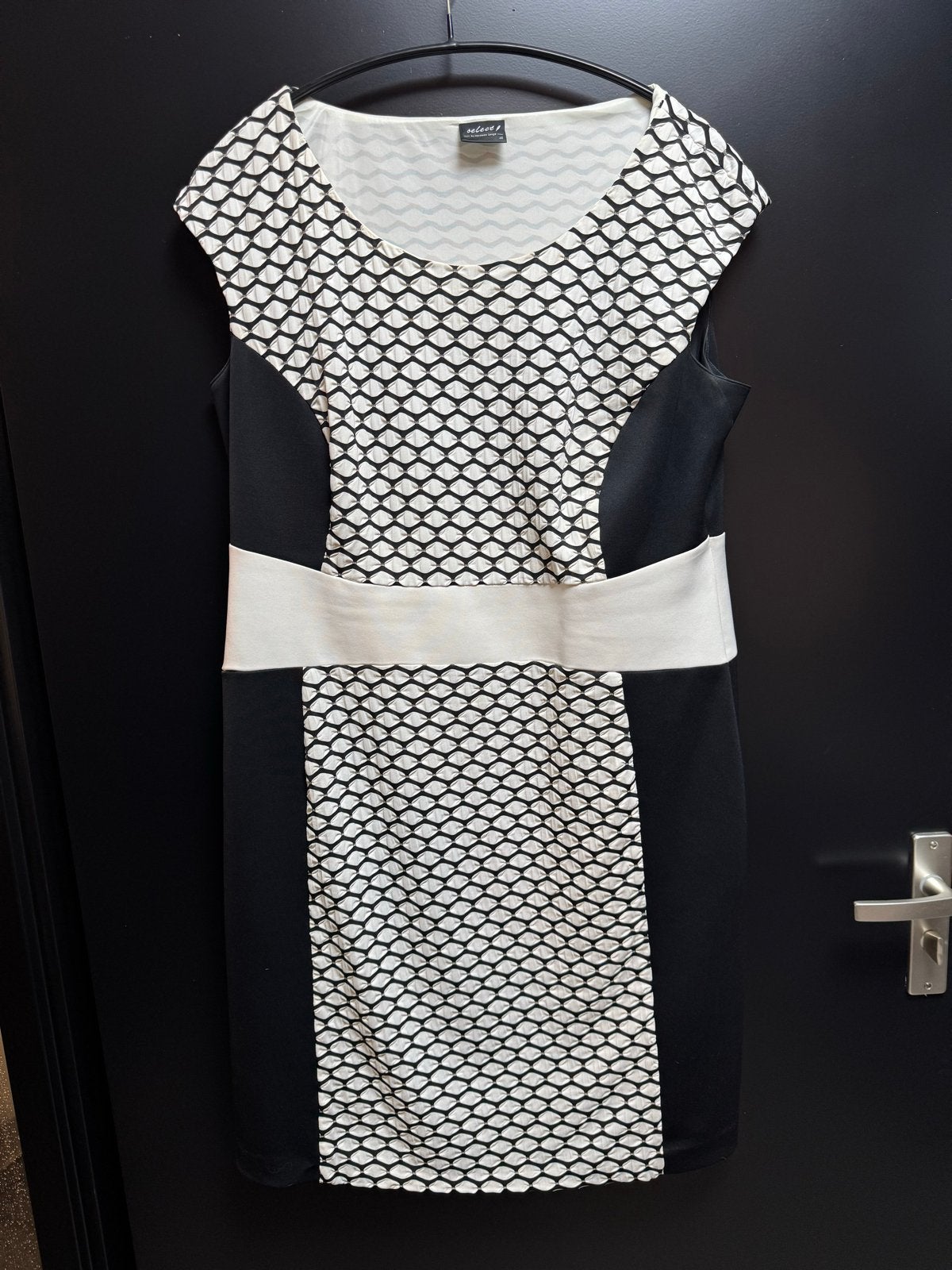 Stijlvolle Zwart-Witte Jurk met Patroon en Tailleband, Kleding | Dames, Jurken, Zwart, Maat 42/44 (L), Ophalen of Verzenden, Zo goed als nieuw