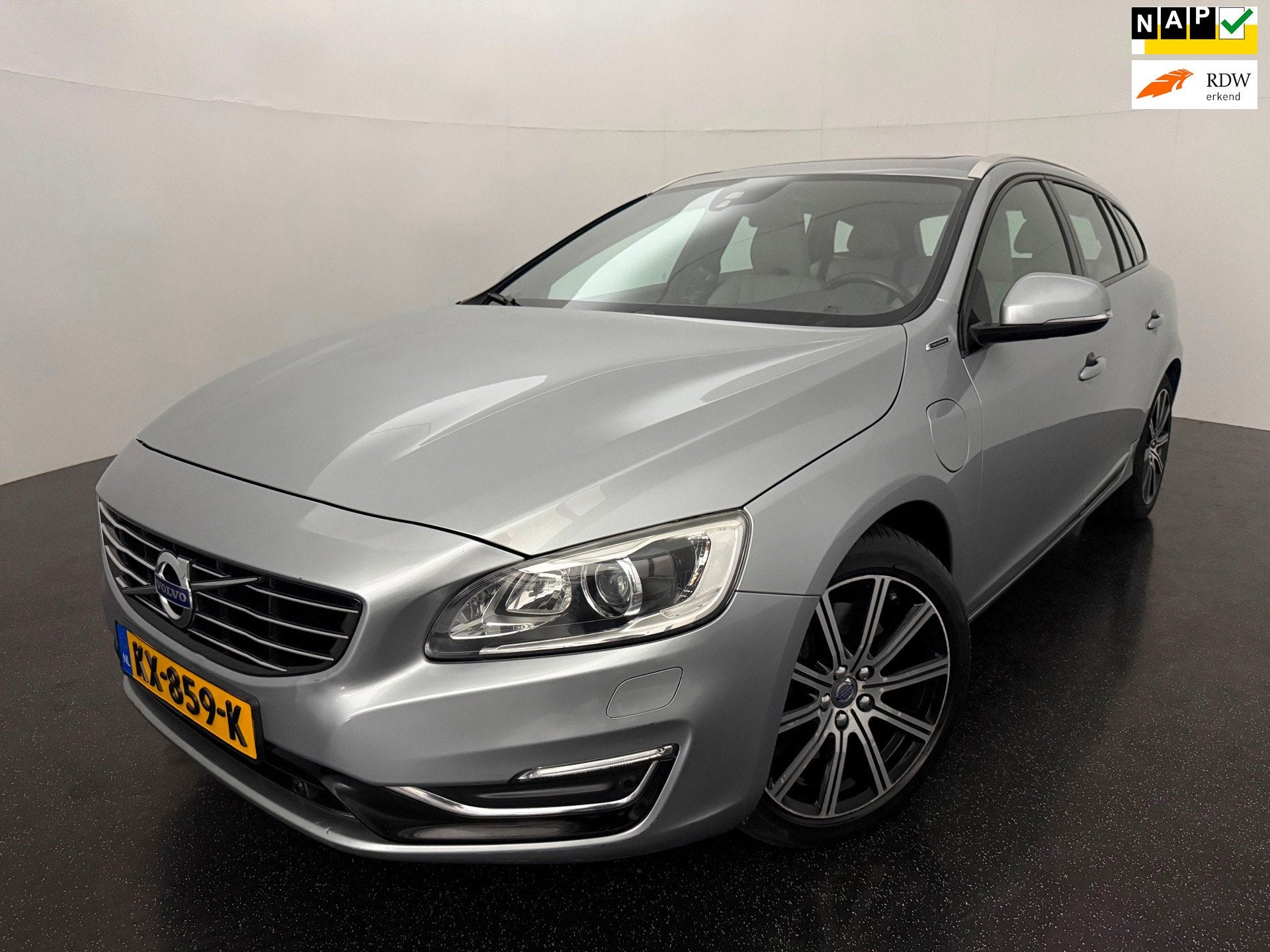 Volvo V60 2.4 D5 Twin Engine R-Design / dakraam / trekhaak, Automaat, 163 pk, Vierwielaandrijving, 1880 kg