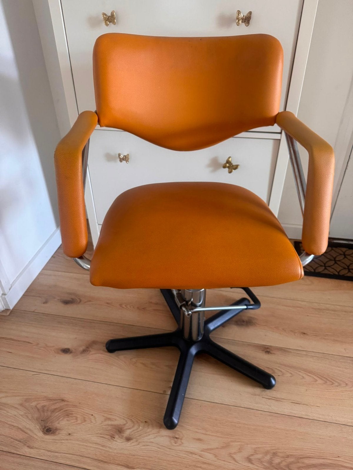 Oranje kappersstoel - Comfortabel en verstelbaar, Ophalen, Gebruikt, Overige kleuren, Modern, Kappersstoel