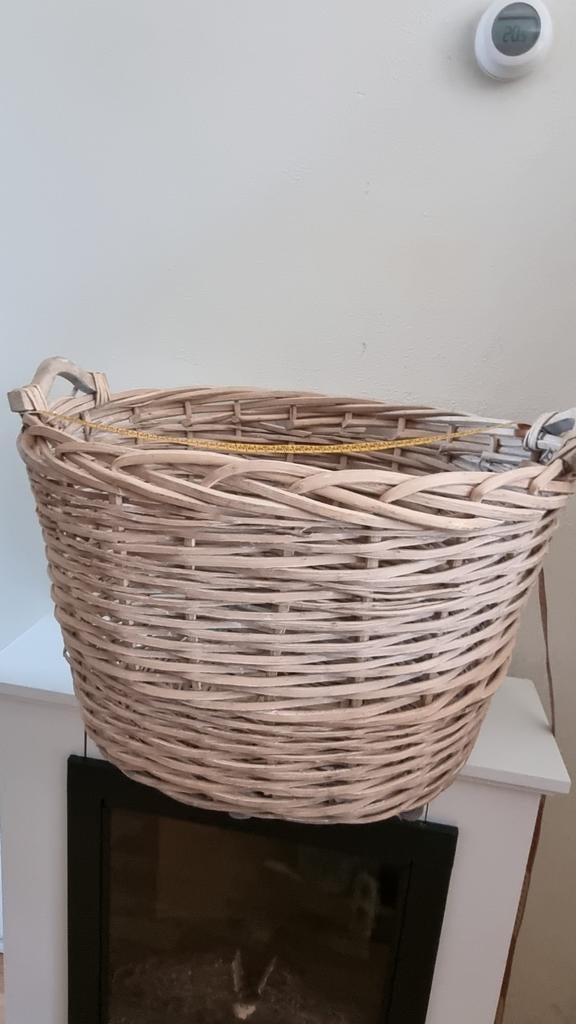 Grote rotan mand met houten handvatten, Gebruikt, Mand, Ophalen of Verzenden, Riet