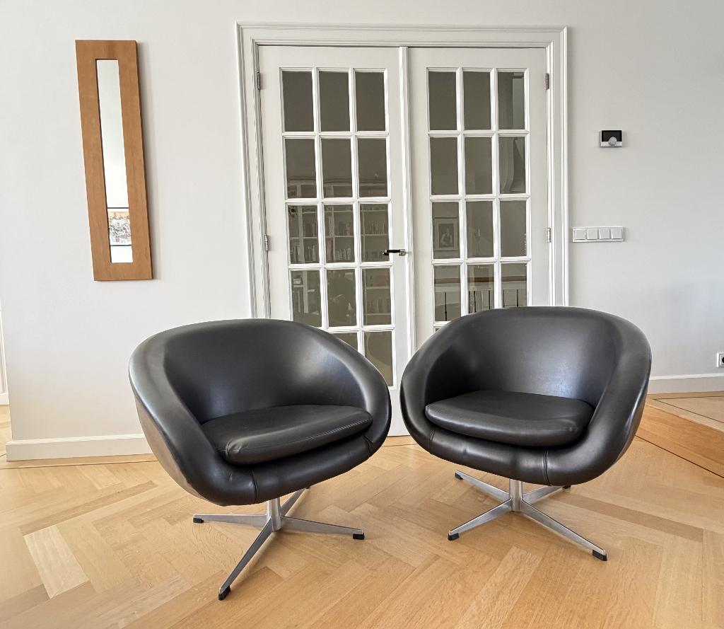 Twee zwarte designstoelen, Huis en Inrichting, Fauteuils, Gebruikt, Kunststof, Metaal, 50 tot 75 cm, 75 tot 100 cm, Ophalen