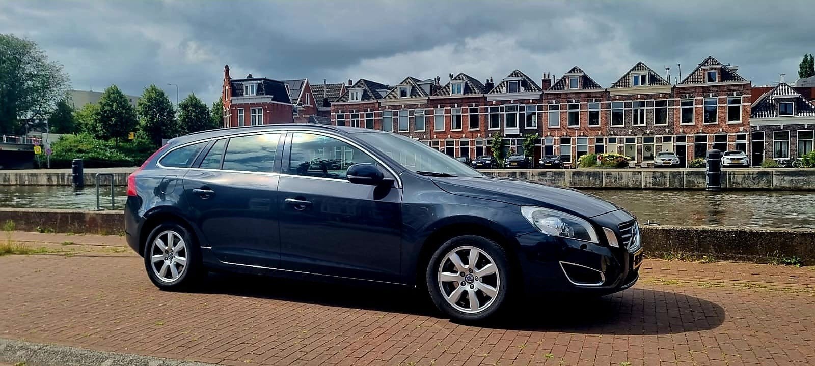 Volvo V60 T4F 180pk Powershift 2012 donkergrijs, Auto's, 1596 cc, 4 cilinders, 179 pk, 14 km/l
