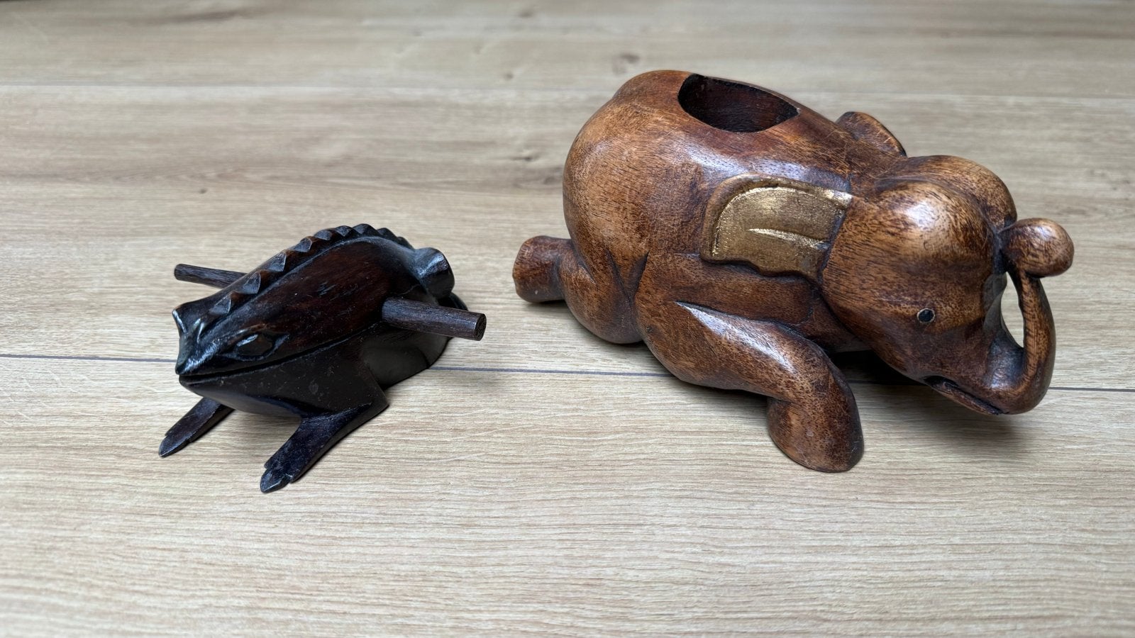 Houten decoratie: kikker en olifant voor licht en geluid, Houtsnijwerk, Ophalen of Verzenden, 20 - 50 cm, Hout