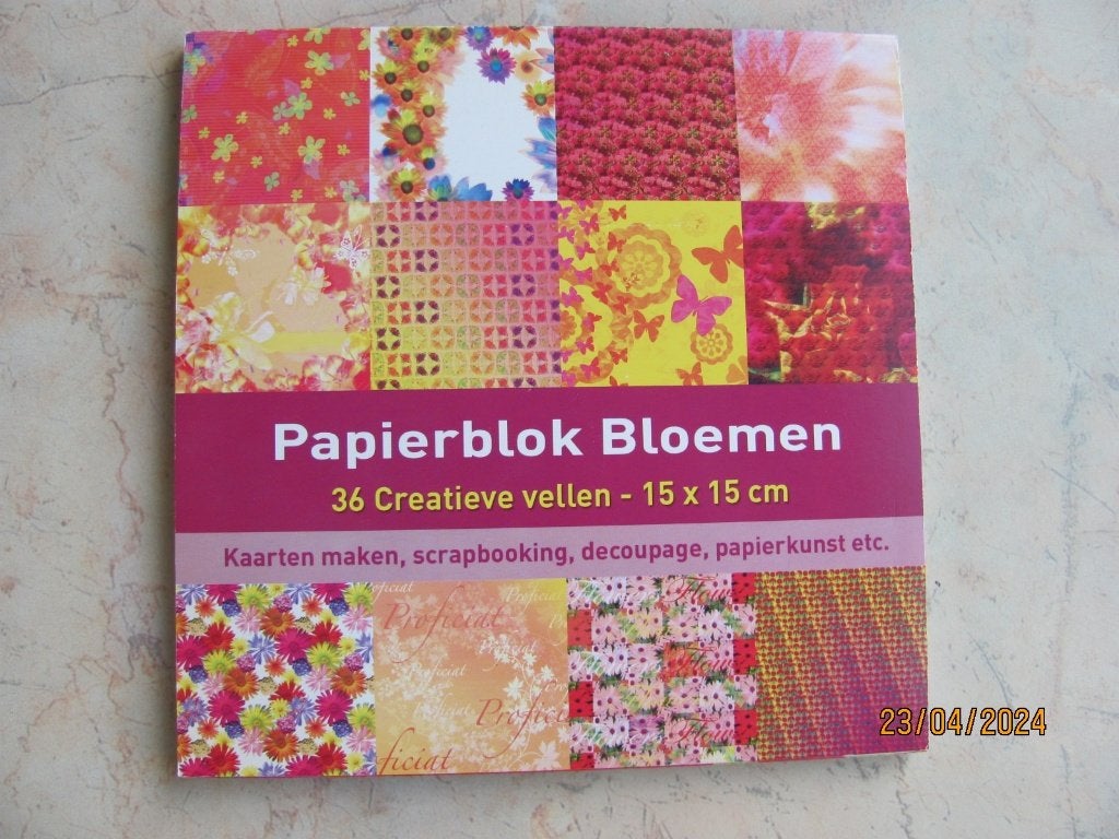 NIEUWSTAAT papier PAPIERBLOK paperpad BLOEMEN 12 designs, Ophalen of Verzenden, Zo goed als nieuw, Papier of Karton, Knutselmateriaal