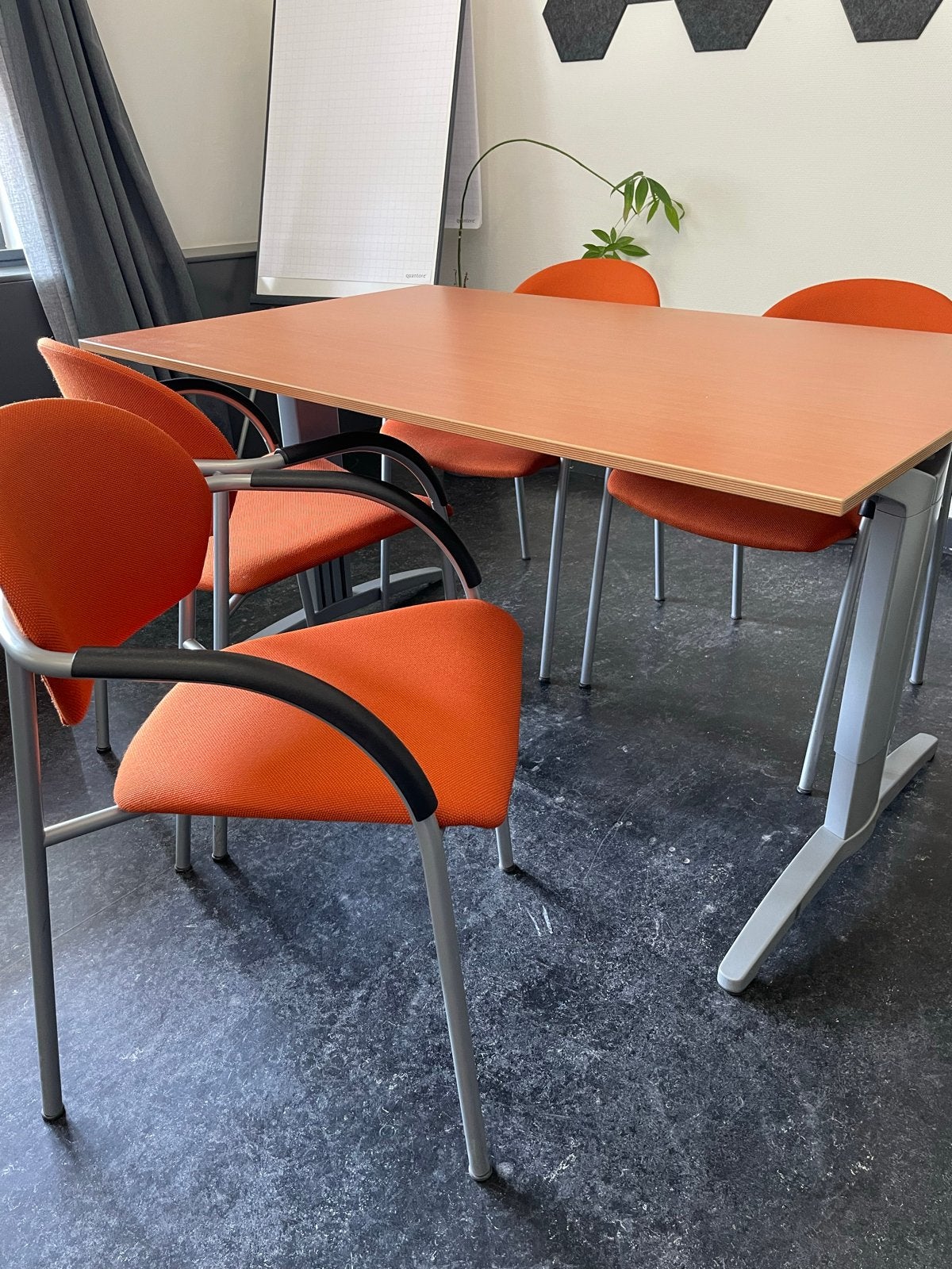 Vergaderstoelen en tafel set - Oranje en Hout, Ophalen, Gebruikt, Overige kleuren, Vier