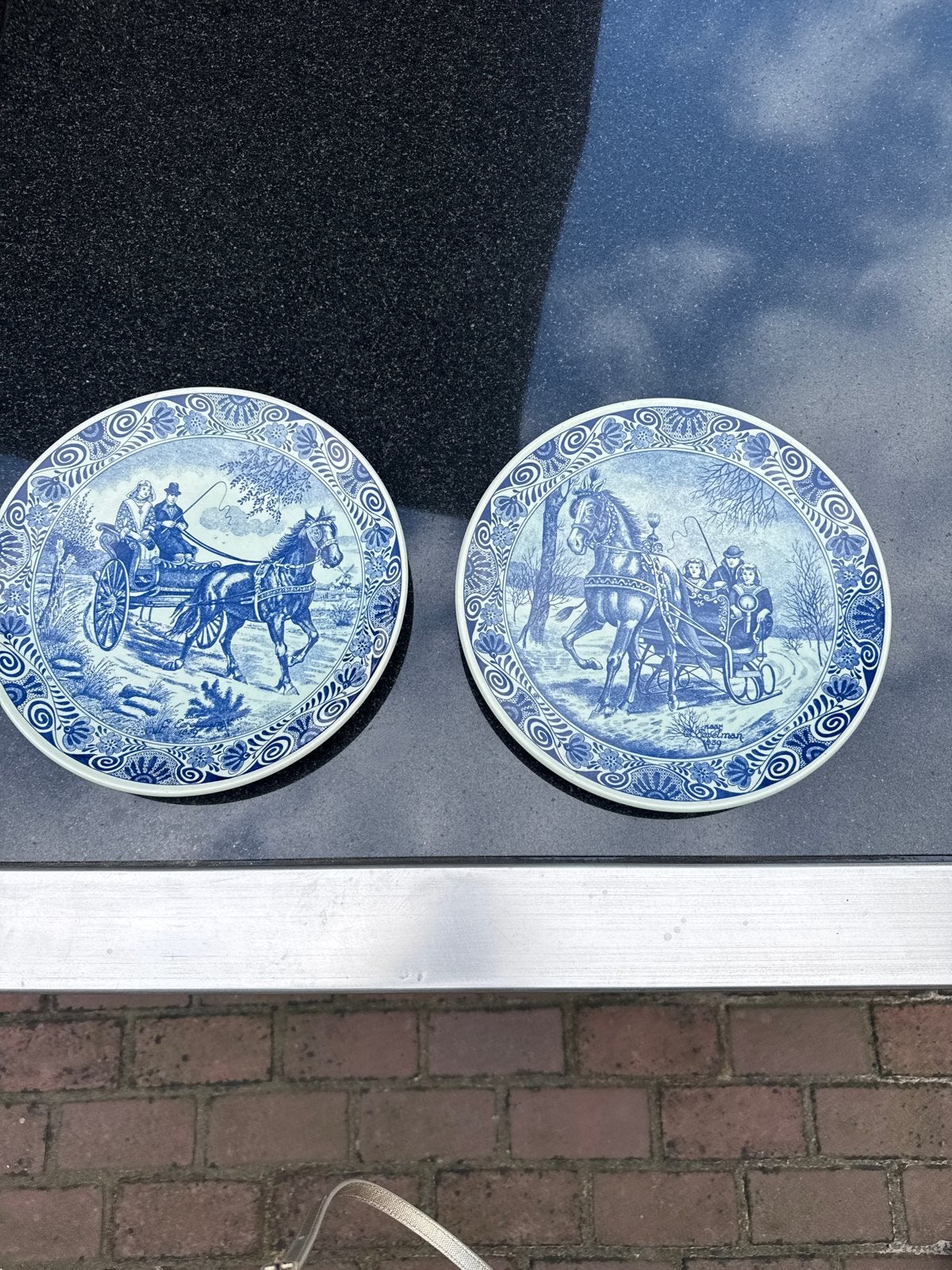Twee Delfts Blauwe sierborden met wintertaferelen, Antiek en Kunst, Antiek | Wandborden en Tegels, Ophalen of Verzenden