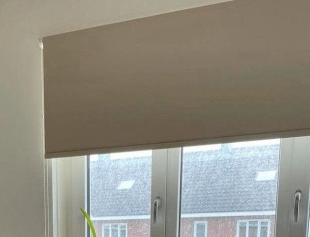 Verduisterend rolgordijn beige 117cm breed, Huis en Inrichting, Ophalen, Beige