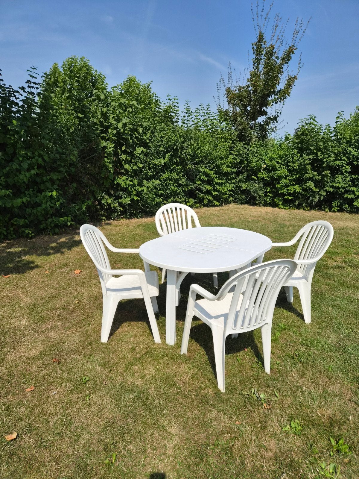 Witte kunststof tuinset met 4 stoelen en tafel, Tuin en Terras, 4 zitplaatsen, Kunststof, Gebruikt, Ophalen of Verzenden
