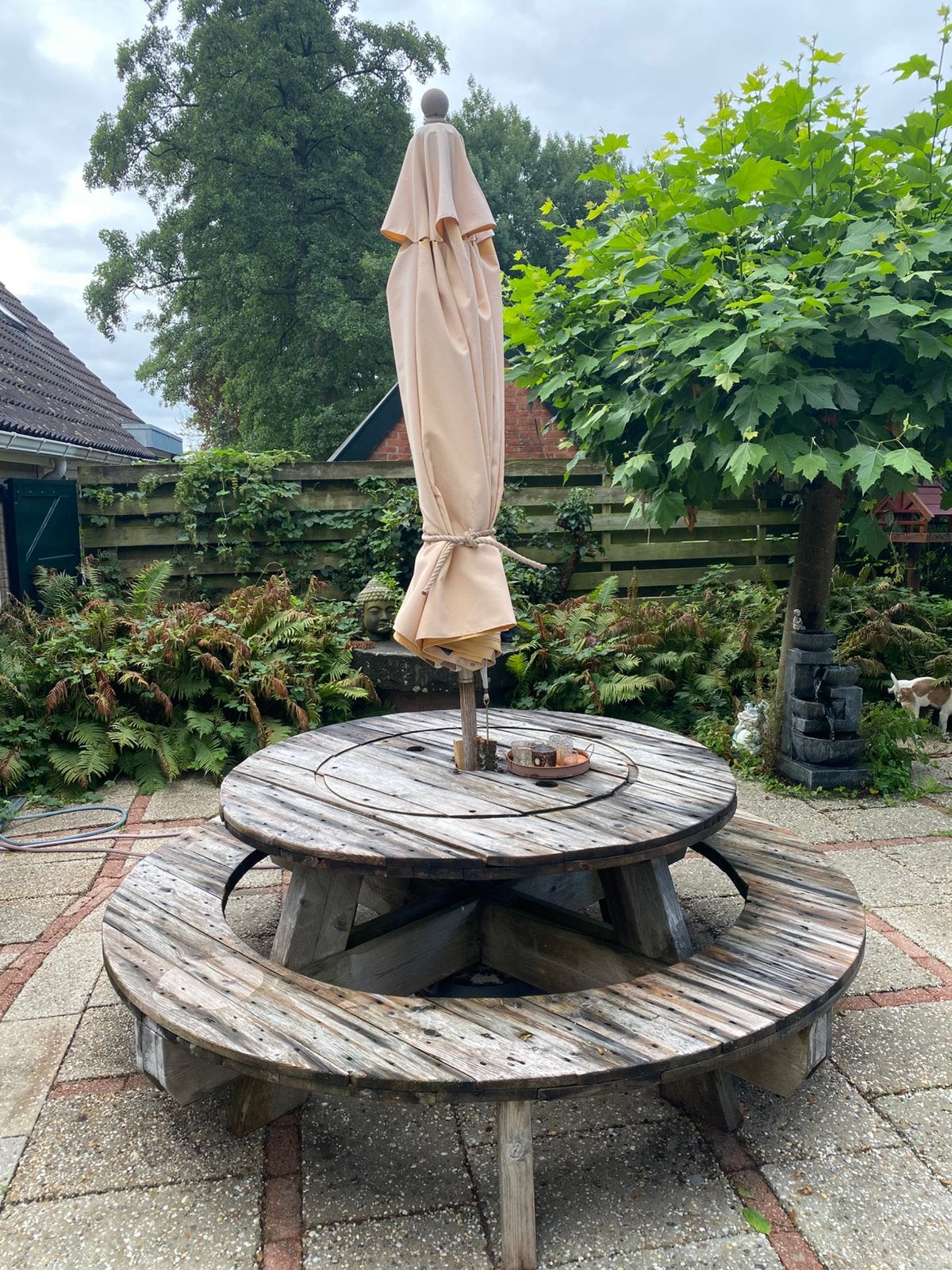 Ronde picknicktafel met luxe houtenparasol, Ophalen, Gebruikt, Rond, Hout