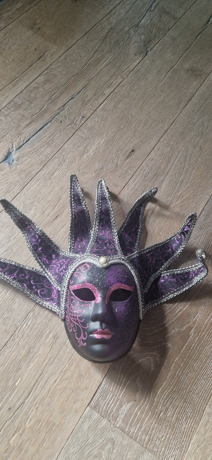 Venetiaans masker paars/zwart met belletjes, Ophalen of Verzenden, Zo goed als nieuw, Feestartikel, Carnaval